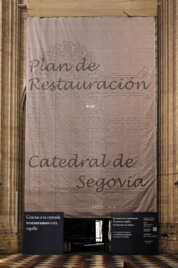 Aspecto exterior de las obras, con el pasillo inferior para los visitantes.