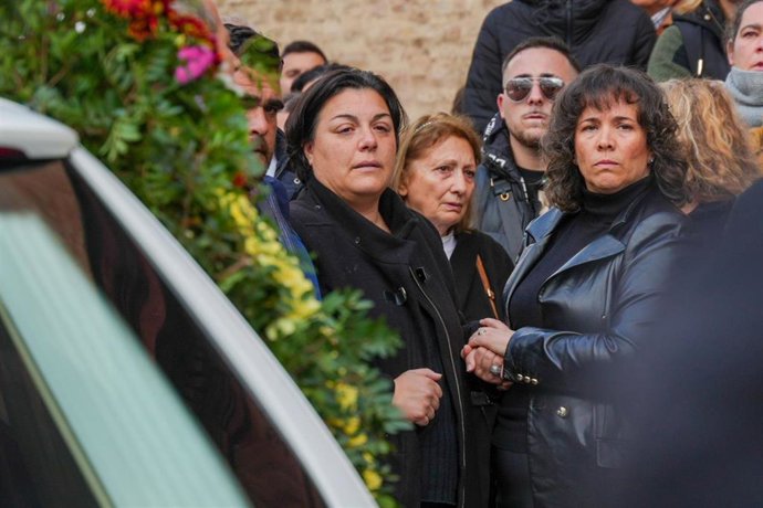 Archivo - La madre del joven fallecido Aarón en la puerta de la iglesia. En imagen de archivo.