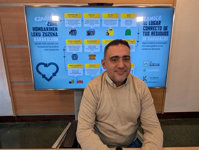 El concejal para los Barrios y la Ciudad de Barakaldo, Asier Umaran, presenta los datos de recogida de muebles y enseres