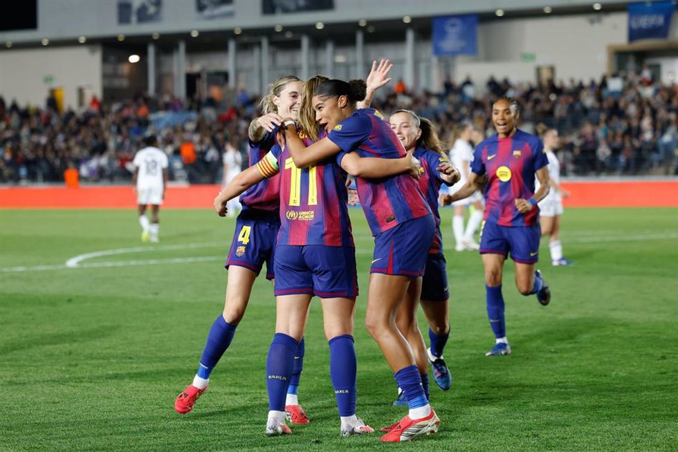 Jugadoras del Barça Femení celebran un gol contra el Real Madrid Femenino en la Liga de Campeones Femenina