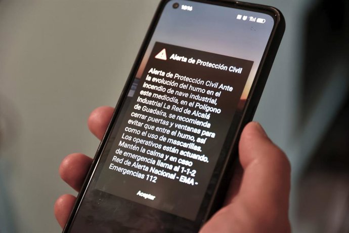 Archivo - Arquivo - Alerta de proteção civil recebido em um celular pelo "112 inverso" devido a um incêndio em um galpão de solventes. Em 14 de maio de 2025, em Alcalá de Guadaira, Sevilha (Andaluzia, Espanha). Um incêndio começou em um galpão de produtos