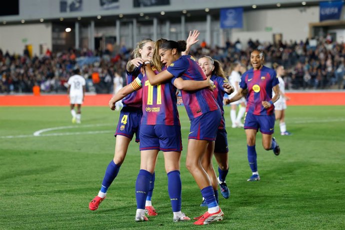 Alexia Putellas, do FC Barcelona, comemora um gol com suas companheiras de equipe durante a partida de ida das quartas de final da Liga dos Campeões Feminina da UEFA 2025/26, disputada entre o Real Madrid CF e o FC Barcelona no Estádio Alfredo Di Stefano,