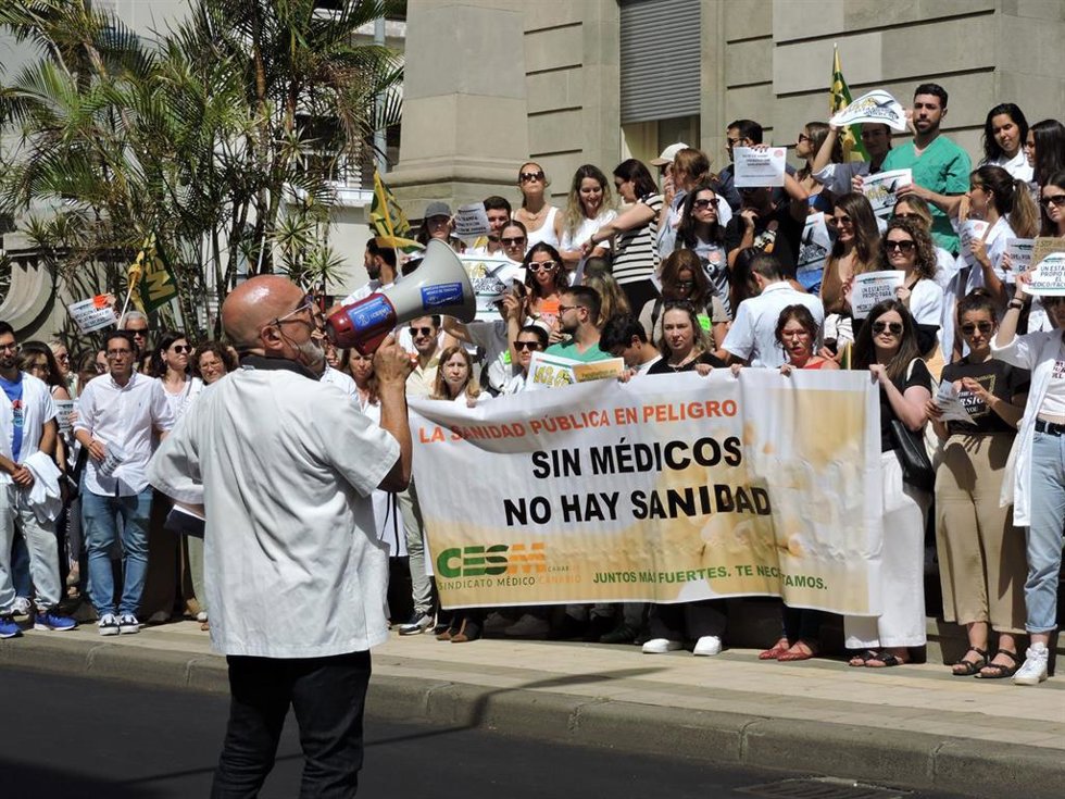 Archivo - Médicos protestan en Tenerife por un estatuto marco "decente" que les "dignifique" y "preserve" la sanidad pública