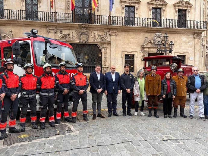 Un nuevo camión ligero de 500.000 euros se incorpora a la flota de bomberos de Palma.