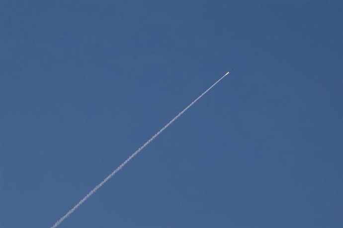 Estela de humo dejada por un misil interceptor lanzado desde los sistemas de defensa aérea de Israel en Jerusalén.  
