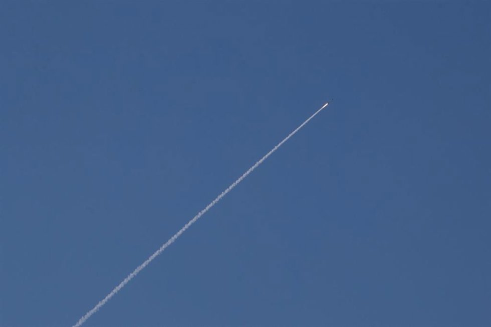 Estela de humo dejada por un misil interceptor lanzado desde los sistemas de defensa aérea de Israel en Jerusalén.