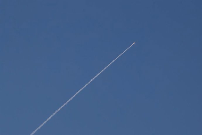 JERUSALÉM, 4 de março de 2026  -- Esta foto, tirada em 4 de março de 2026, mostra o rastro de fumaça deixado por um míssil interceptador lançado pelos sistemas de defesa aérea israelenses em Jerusalém.