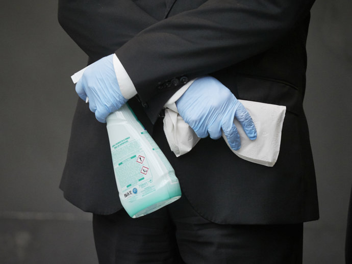 Archivo - Un trabajador sostiene productos desinfectantes en las instalaciones del Parlamento de Navarra en el que se ha celebrado un pleno donde ha sido rechazada con los votos en contra de Navarra Suma, PSN y Geroa Bai, la abstención de Podemos-Ahal Dug