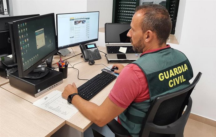 Archivo - Imagen de un agente de la Guardia Civil.