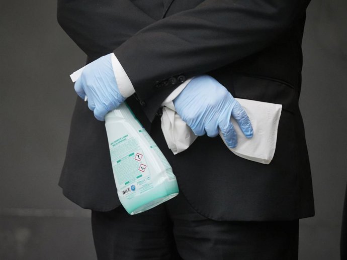 Archivo - Arquivo - Um funcionário segura produtos desinfetantes nas instalações do Parlamento de Navarra, onde foi realizada uma sessão plenária na qual a proposta foi rejeitada com votos contrários de Navarra Suma, PSN e Geroa Bai, e a abstenção de Pode