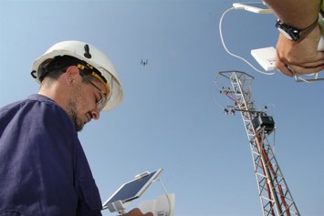 Archivo - Imagen de los técnicos de Endesa usando un dron para el control de instalaciones dentro del Plan de Verano.