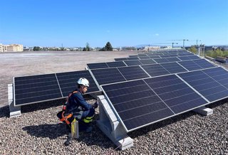 Instalación de placas solares en el Polideportivo de Chapín en Jerez de la Frontera (Cádiz)