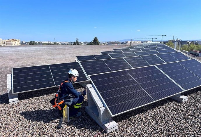 Instalación de placas solares en el Polideportivo de Chapín en Jerez de la Frontera (Cádiz)