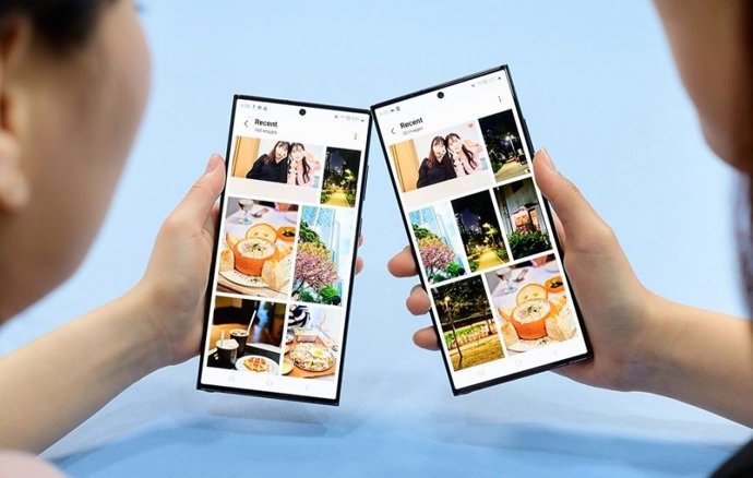 Dois celulares Samsung usando o recurso Quick Share.