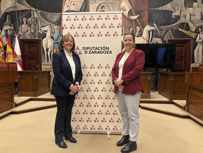 La diputada provincial, Charo Lázaro, y la alcaldesa de Mainar, Lina Hernando.