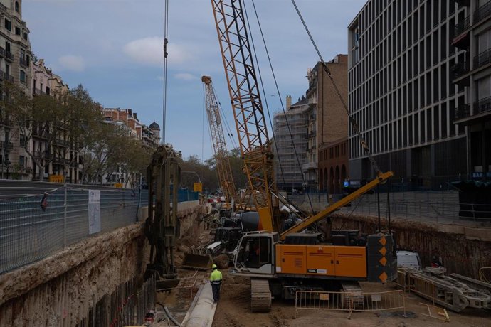 Archivo - Varios operarios trabajan en las obras de la L8 en Barcelona
