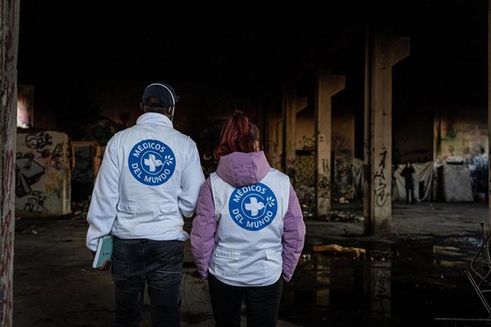 Dos trabajadores de Médicos del Mundo.