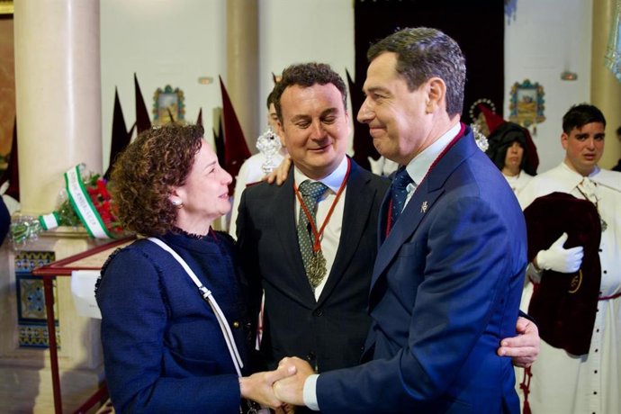 El presidente de la Junta, Juanma Moreno, durante una visita a la hermandad de El Cerro de Sevilla, que realiza este Martes Santo su estación de penitencia