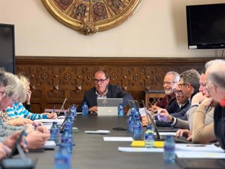 Comisión de Hacienda presidida por Benito Serrano.