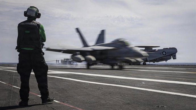 Un avión estadounidense despega del 'USS Gerald R. Ford' durante la operación 'Furia Épica' contra Irán.