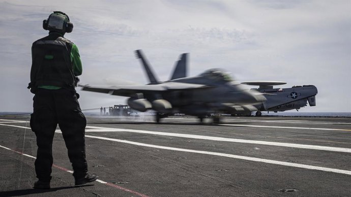Un avión estadounidense despega del 'USS Gerald R. Ford' durante la operación 'Furia Épica' contra Irán.