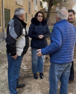 La portavoz del grupo municipal de Vox en el Ayuntamiento de Zaragoza, Eva Torres, reunida con vecinos de Andrea Casamayor, en Las Fuentes, para conocer y buscar una solución a los problemas de esta zona este de la ciudad