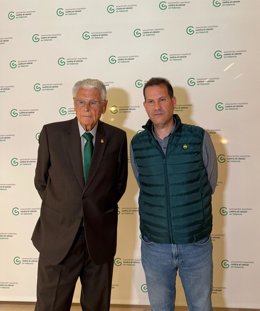 El doctor Antonio Llombart, presidente del comité técnico de la junta provincial de la AECC en Valencia, junto al paciente José Antonio Estrada.