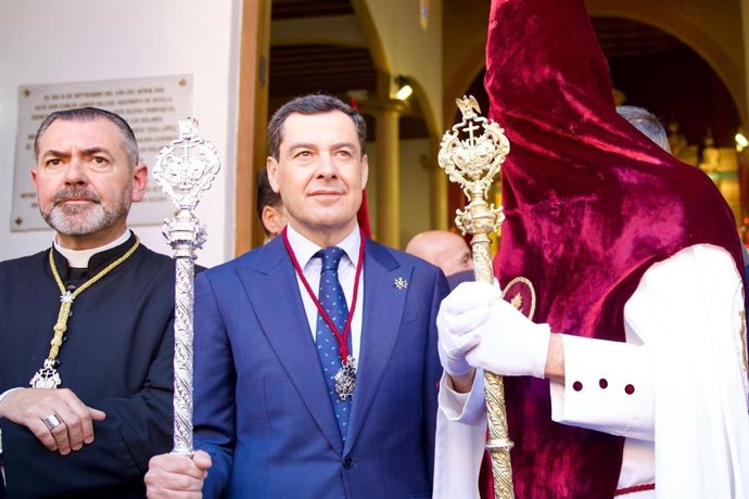 El presidente de la Junta, junto al párroco y el hermano mayor de El Cerro del Águila, en la salida de la hermandad este Martes Santo.