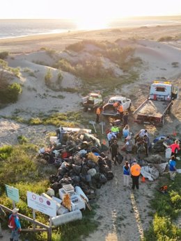 Recogida de residuos en las playas de Ayamonte (Huelva).