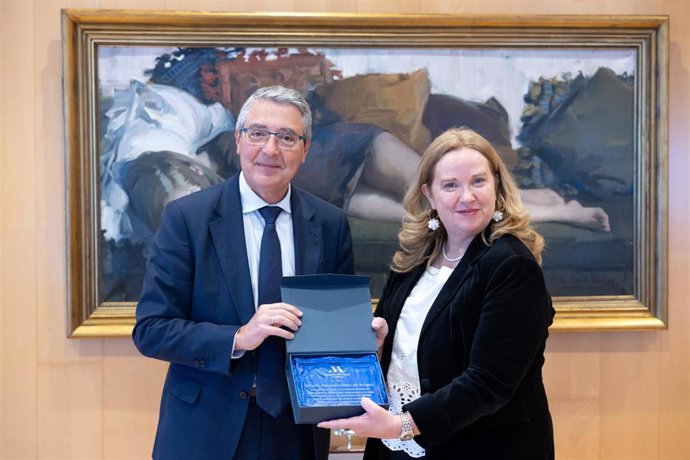 El presidente de la Diputación de Málaga, Francisco Salado, junto a la alcaldesa de Burgos, Cristina Ayala.