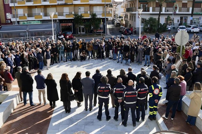 Archivo - Imágenes de los cinco minutos de silencio convocado el pasado 20 de enero por el Ayuntamiento de Punta Umbría (Huelva) en memoria de las personas fallecidas en el accidente de tren de Adamuz.