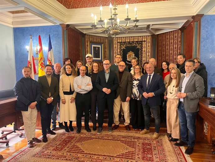 Foto de familia tras la moción de censura de PSOE y PRC en Reinosa contra el PP, que ha convertido a Sergio Balbontín en nuevo alcalde