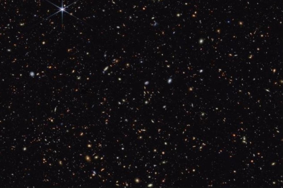 Archivo - En esta imagen de campo profundo del Telescopio Espacial James Webb, aparecen galaxias distantes dispersas por el cielo nocturno. Las galaxias más distantes aparecen como pequeños puntos rojizos, o los misteriosos Pequeños Puntos Rojos.