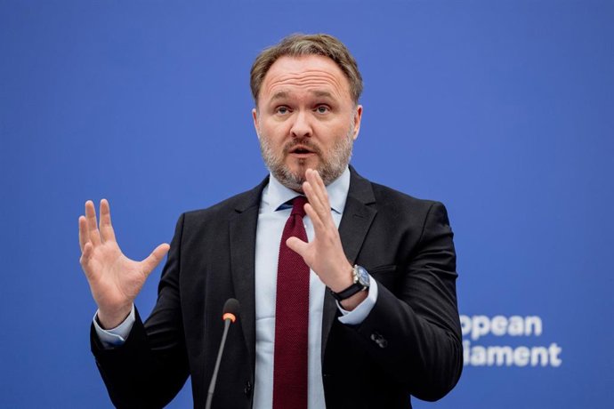 Archivo - El comisario europeo de Energía y Vivienda, Dan Jrgensen, interviene durante una rueda de prensa en el Parlamento Europeo