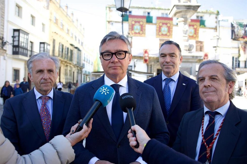 El candidato de Vox a la Presidencia de la Junta, Manuel Gavira, este Martes Santo, en El Puerto de Santa María (Cádiz)