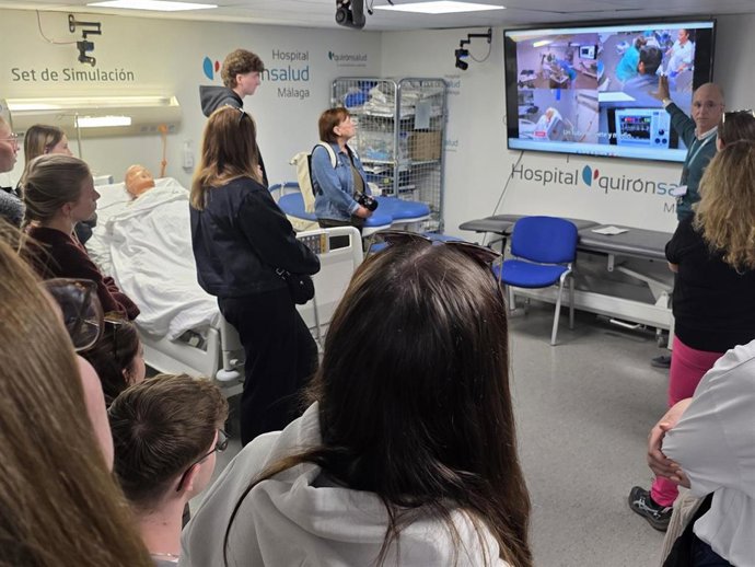 Visita de alumnos de Enfermería austríacos en la Sala de Simulación de Quirónsalud Málaga.