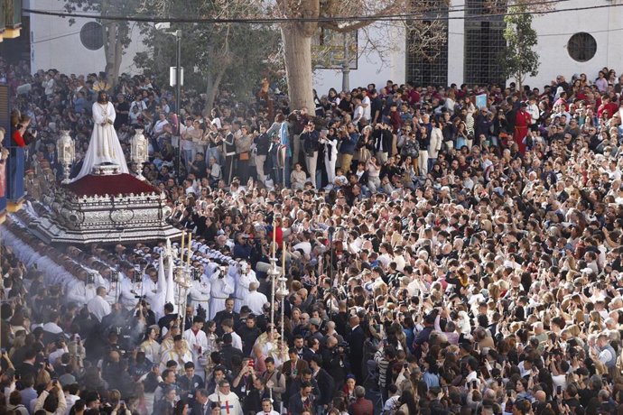 Nuestro Padre Jesús Cautivo durante su estación de penitencia en Málaga 