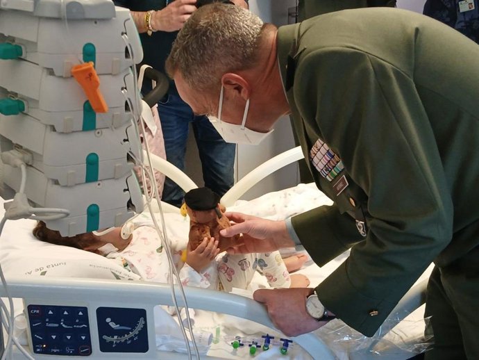 El Hospital Materno Infantil recibe la visita de la Brigada Paracaidista y las Cofradías Fusionadas