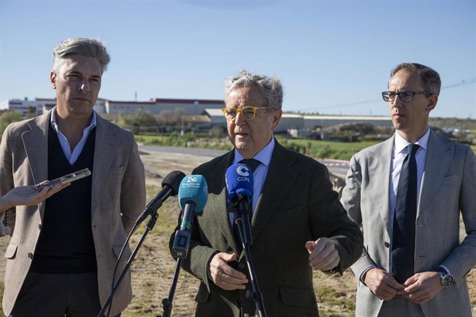 El presidente de la Diputación de Córdoba, Salvador Fuentes (centro), atiende a los medios en su visita a Pozoblanco.