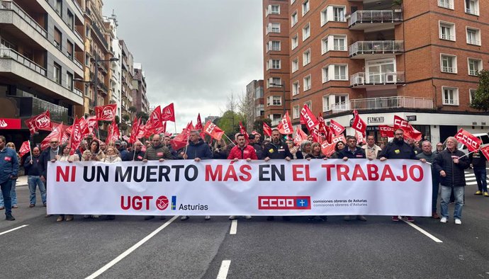 CCOO y UGT piden más inspecciones en construcción tras la muerte de un trabajador de 56 años al caer de un tejado en Gijón