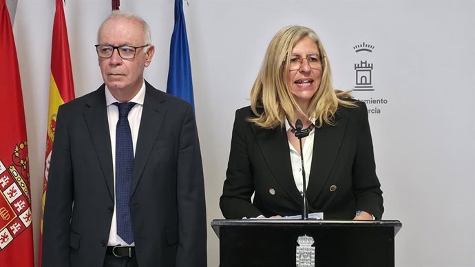 Los concejales de Gobierno Abierto, Promoción Económica y Empleo, Mercedes Bernabé, y de Planificación Urbanística, Antonio Navarro