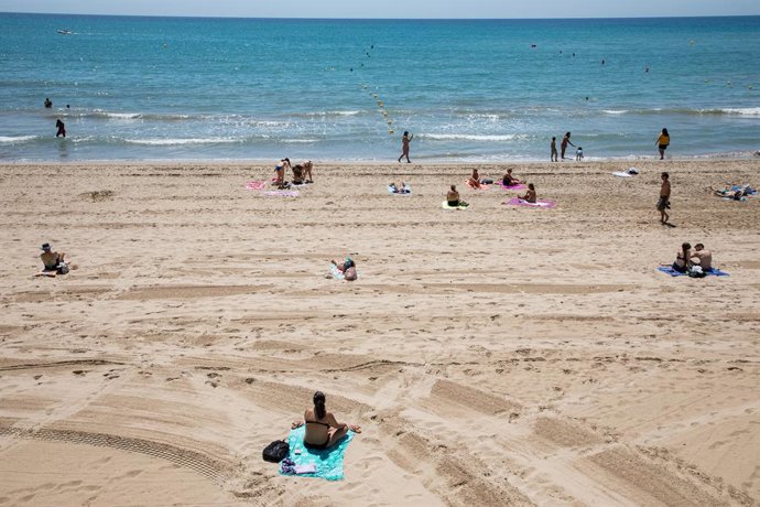 Archivo - Arxiu - La platja del Postiguet, en una imatge d'arxiu