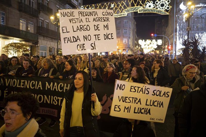 Archivo - Decenas de manifestantes durante una concentración por el día de la Eliminación de la violencia contra las Mujeres, a 25 de noviembre de 2025, en Vigo, Pontevedra, Galicia (España).