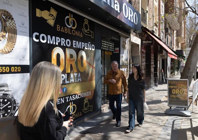 Fachada de una tienda de compra de oro, a 24 de marzo de 2026, en Madrid (España).
