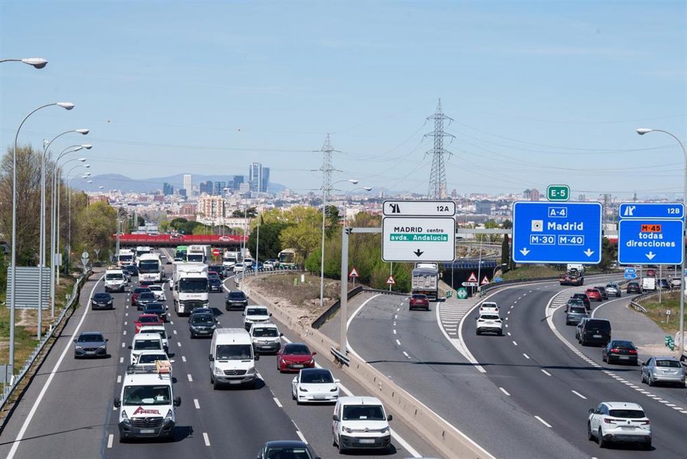 Decenas de vehículos durante la operación salida por las vacaciones de Semana Santa, en la A-4.