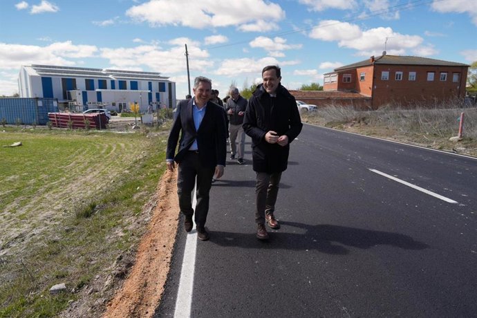 Íscar (d) y el alcalde de La Cistérniga, Alberto Redondo, comprueban el estado del nuevo camino.