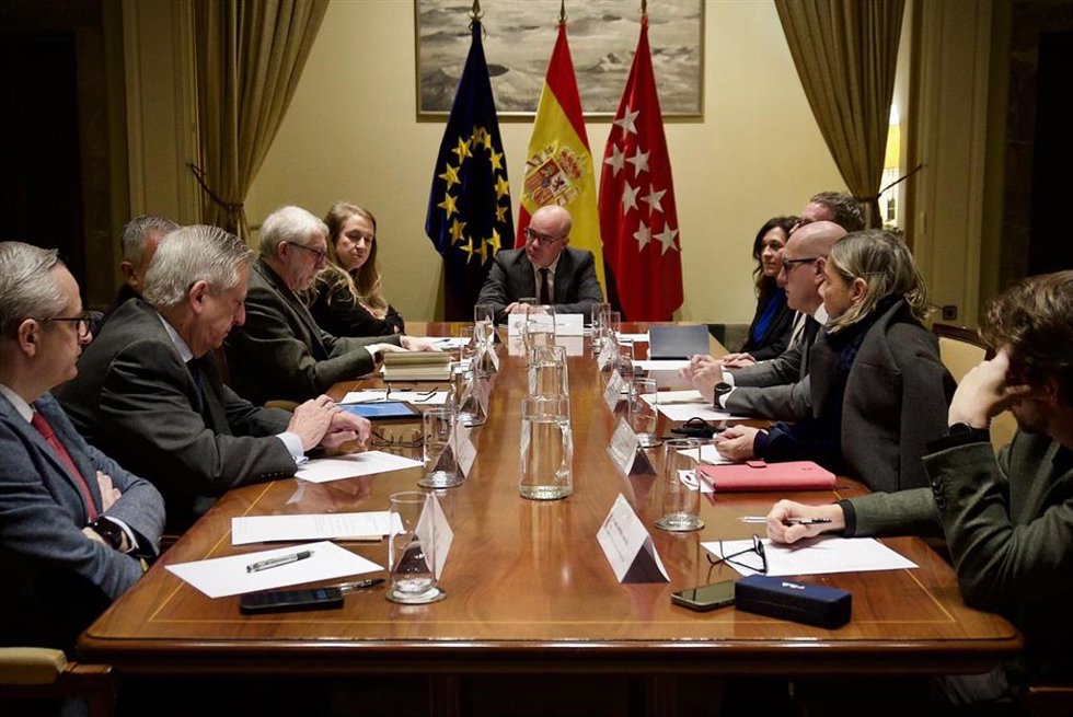 Reunión presidida por el delegado del Gobierno, Francisco Martín, con representantes del Ministerio de la Presidencia; de la Comunidad de Madrid, el Ayuntamiento y el Comité Organizador de la visita del Papa a España.