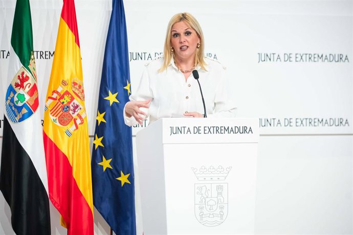 La portavoz en funciones de la Junta de Extremadura, Elena Manzano, ofrece una rueda de prensa