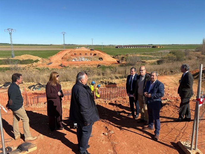El consejero de Movilidad, José Luis Sanz Merino, visita las obras en Villalpando (Zamora).