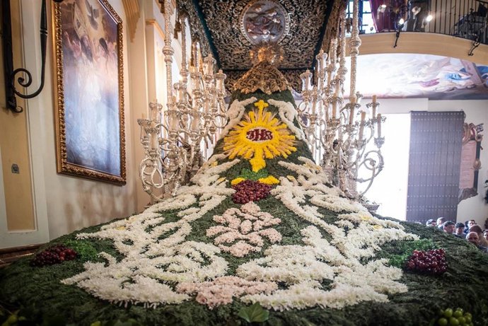 La Virgen de las Penas vuelve a lucir un manto con flores naturales y está dedicado a Viñeros